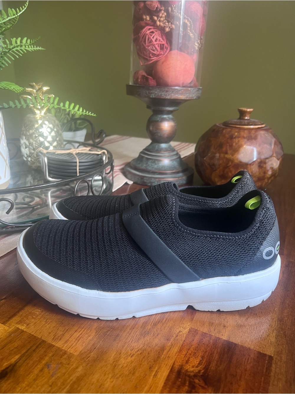 OOFOS Oomg eeZee Canvas Black Slip-On Revovery Sneakers